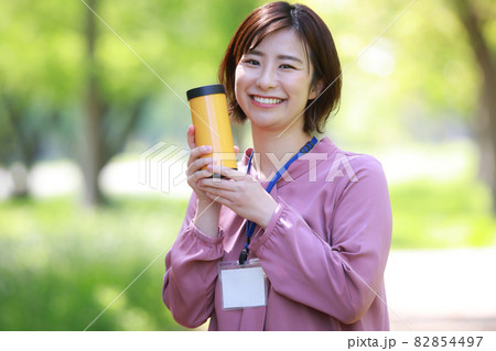 水筒を持つ女性 82854497