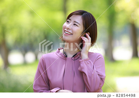 音楽を聴く女性 82854498