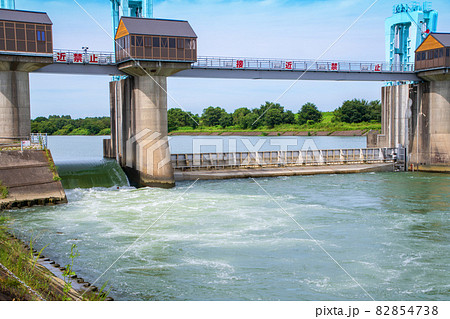 秋ヶ瀬取水堰　荒川の風景　　　 82854738