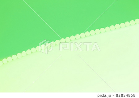 緑色系抽象的背景　ゆるやかな曲線　水玉模様で斜め分割 82854959