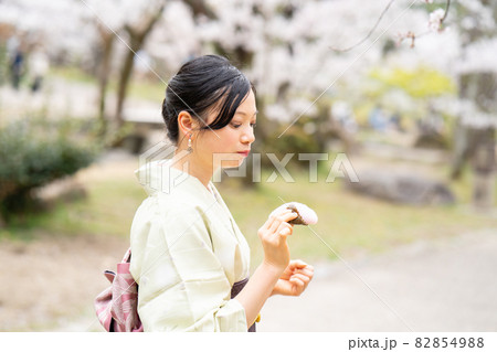 京都観光で食べ歩きを楽しんでいる女性 京都観光で食べ歩きを楽しんでいる女性 82854988