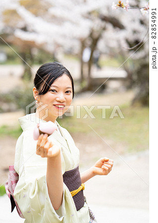 京都観光で食べ歩きを楽しんでいる女性 京都観光で食べ歩きを楽しんでいる女性 82854991