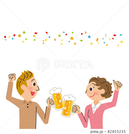 楽しくお酒を飲むカップル 82855235