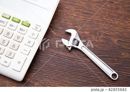 レンチと電卓　費用イメージ 82855682