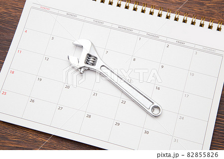 レンチとカレンダー 82855826