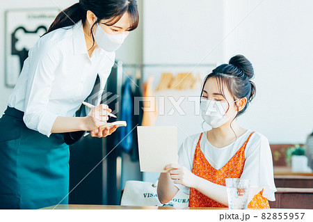 コロナ禍のカフェ 82855957