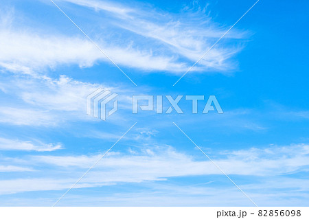 爽やかな秋の空 82856098