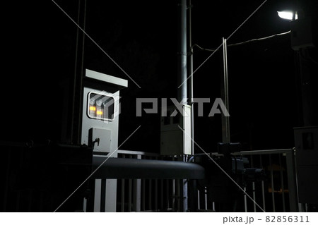 工場内の機器を制御する制御盤 深夜の風景 工場内の機器を制御する制御盤 深夜の風景 82856311