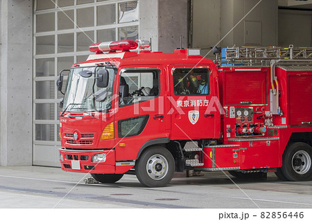 待機する消防車 消防車 緊急車両の写真素材 [82856446] - PIXTA