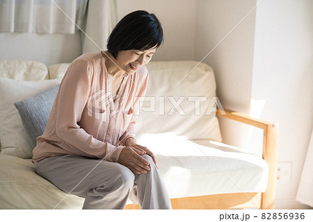 ヒザの痛みに悩む女性 ヒザの痛みに悩む女性 82856936