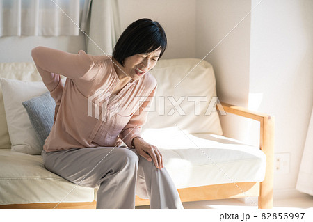 腰の痛みに悩む女性・腰痛 82856997