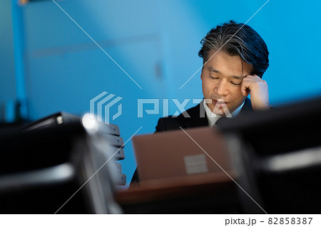 ビジネスマン　残業　ミドル男性 82858387