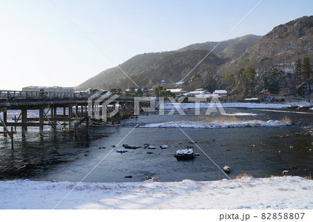 京都嵐山の渡月橋の雪景色 82858807