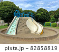 公園｜滑り台と砂場と鉄棒 82858819