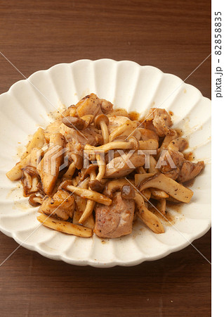 鶏肉ときのこのバター醤油炒め 鶏肉ときのこのバター醤油炒め 82858835