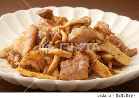 鶏肉ときのこのバター醤油炒め 82858837