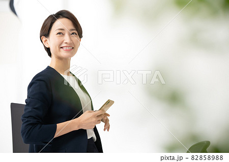 ミドル女性　スマホ　ビジネス 82858988