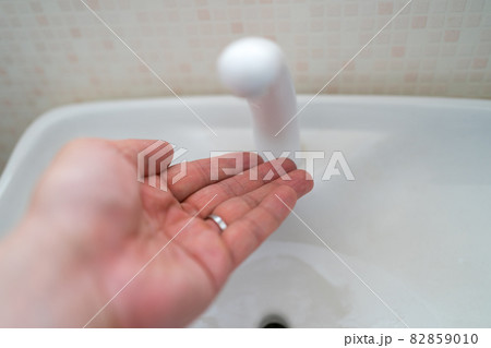 手洗い管で手を洗う 82859010