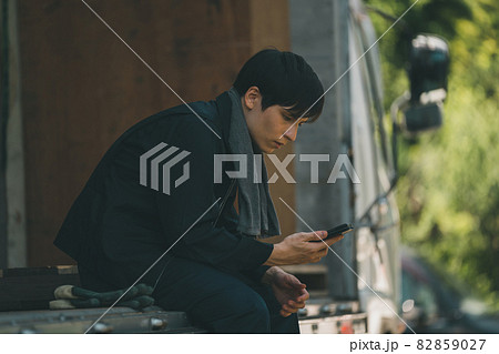 スマホとトラックドライバー 82859027