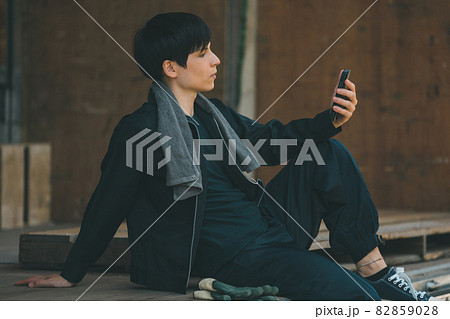 スマホとトラックドライバー 82859028