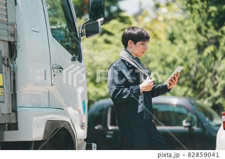 運送会社とトラック運転手 82859041