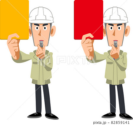 イエローカードとレッドカードを見せるヘルメットをかぶった工務店の男性 82859141
