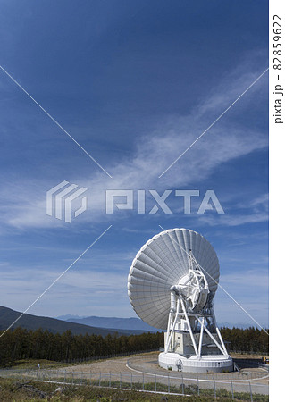 パラボラアンテナと山の風景/青い空のコピースペース/長野県佐久市 パラボラアンテナと山の風景/青い空のコピースペース/長野県佐久市 82859622