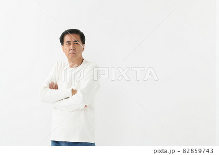 シニア男性　物忘れ　悩む 82859743