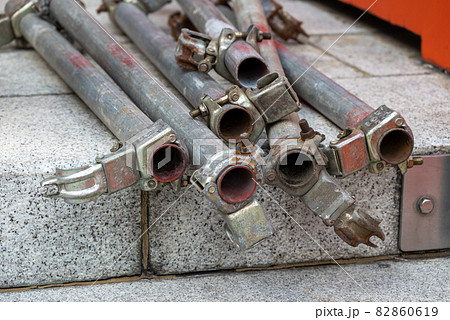 建築現場と足場の架け払い 建築現場と足場の架け払い 82860619