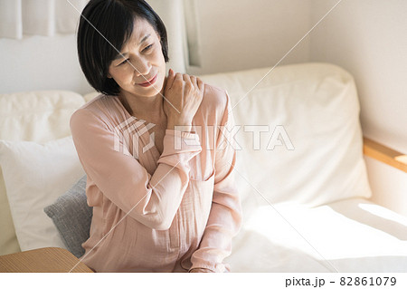 肩凝り・疲れを感じる女性 肩凝り・疲れを感じる女性 82861079