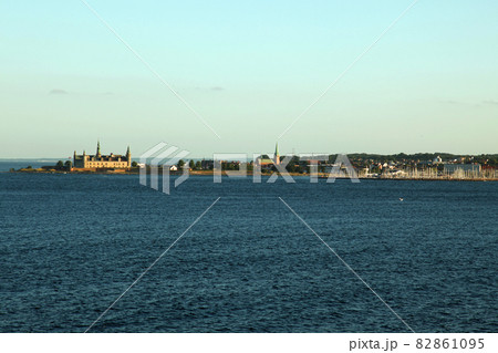 バルト海の船上から見るデンマークのクロンボー城 バルト海の船上から見るデンマークのクロンボー城 82861095