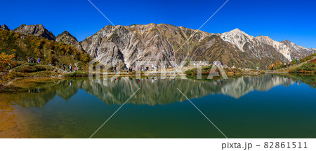 北アルプスの秋　八方尾根　八方池と後立山連峰（天狗尾根、白馬三山）パノラマ 82861511