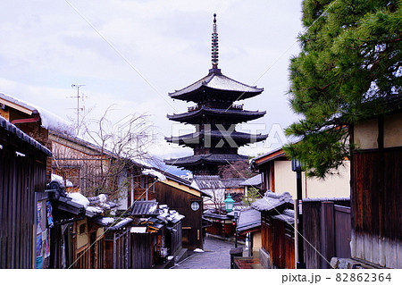 冬の京都東山の八坂の塔の雪景色 冬の京都東山の八坂の塔の雪景色 82862364