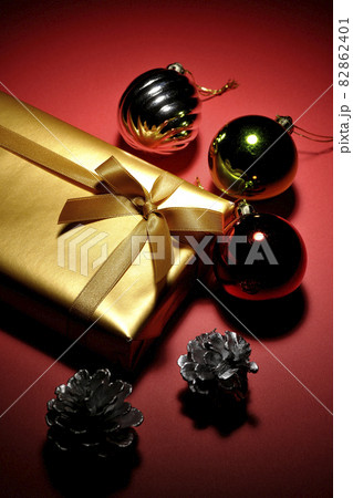 クリスマスツリーのオーナメントとクリスマスプレゼント クリスマスツリーのオーナメントとクリスマスプレゼント 82862401