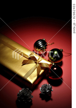 クリスマスツリーのオーナメントとクリスマスプレゼント クリスマスツリーのオーナメントとクリスマスプレゼント 82862403