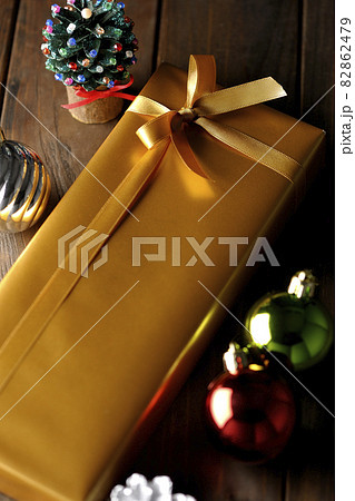 クリスマスツリーのオーナメントとクリスマスプレゼント クリスマスツリーのオーナメントとクリスマスプレゼント 82862479