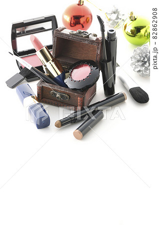 オーナメントとコスメと宝箱を白背景で撮影 82862908