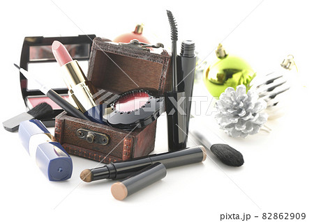 オーナメントとコスメと宝箱を白背景で撮影 82862909