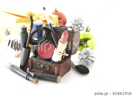 オーナメントとコスメと宝箱とクリスマスプレゼントを白背景で撮影 82862956