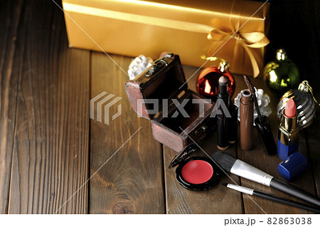 オーナメントとコスメと宝箱とクリスマスプレゼント オーナメントとコスメと宝箱とクリスマスプレゼント 82863038
