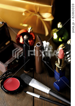 オーナメントとコスメと宝箱とクリスマスプレゼント オーナメントとコスメと宝箱とクリスマスプレゼント 82863039