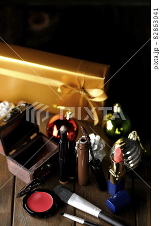 オーナメントとコスメと宝箱とクリスマスプレゼント 82863041