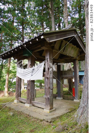 信州　筑北村の神社　刈谷沢神明宮　天明3年建造の四脚門の総門　白鳳時代の創建 82863449