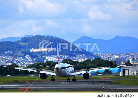 大阪国際空港　JAL　飛行機　着陸態勢　スカイパーク 82863457