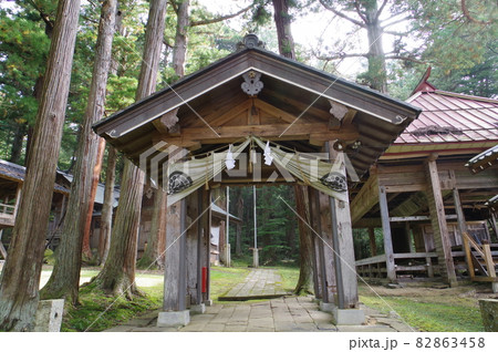 信州　筑北村の神社　刈谷沢神明宮　天明3年建造の四脚門の総門　白鳳時代の創建 82863458