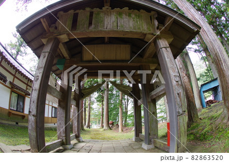 信州 筑北村の神社 刈谷沢神明宮 天明3年建造の四脚門の総門 超広角近影 信州 筑北村の神社 刈谷沢神明宮 天明3年建造の四脚門の総門 超広角近影 82863520