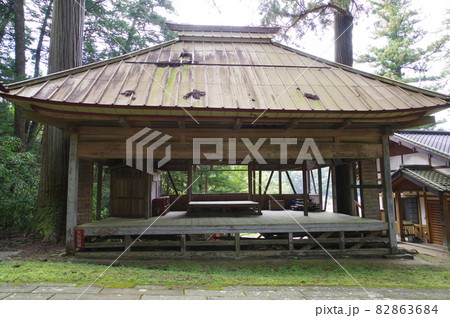 信州　筑北村の神社　刈谷沢神明宮　享保2年建造の神楽殿 82863684