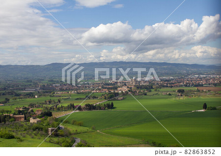 イタリア共和国ウンブリア州ペルージャ県のアッシジ サン・フランチェスコ聖堂の高台からの風景 イタリア共和国ウンブリア州ペルージャ県のアッシジ サン・フランチェスコ聖堂の高台からの風景 82863852