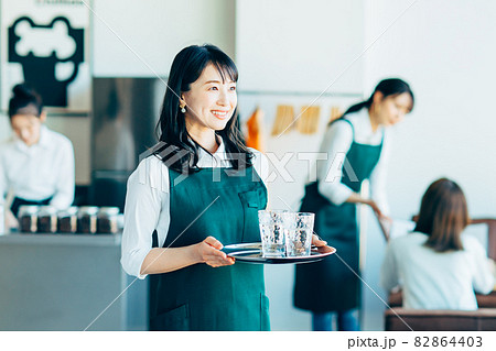 カフェで働く若い女性 82864403