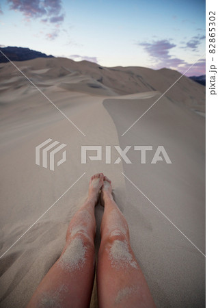 Feet in desert 82865302